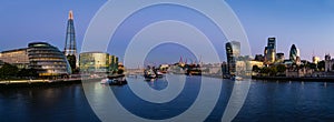 Panoramatic view of Thames river with modern London cityscape