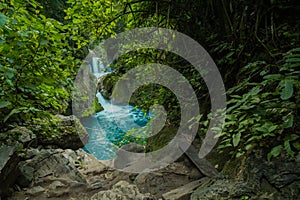 Panorámico hermoso profundo cascada en puente de a cascadas de México 