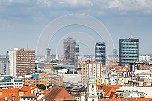 Výhľad na mesto so starými domami a modernými mrakodrapmi. Bratislava, Slovensko