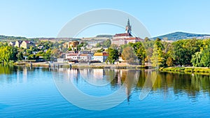 Panorámico paisaje urbano de refleja en un rio checo 