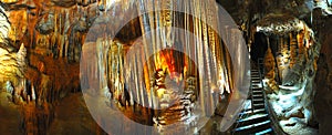 Panoramatický z vápenec stalagmity a stalaktity jeskyně 