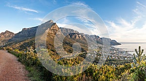 Panoramic photo of Table Mountain and the Twelve Apostles at dus