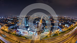 Panorámico de la ciudad más alto muchos edificios antena noche. 