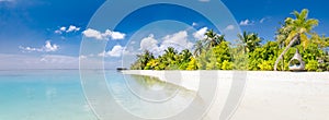 Panoramico tropicale Spiaggia bianco sabbia Palma alberi turchese Oceano contro cielo blu nuvole sul soleggiato estate. suscitare 