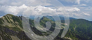 Panoramatický výhled z vrcholu Baníkov na Západní Tatry nebo panorama Roháčů. Ostře zelené hory - ostry rohac