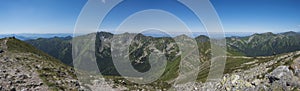 Panoramatický výhľad z vrcholu Baranec na Západné Tatry alebo panorámu Roháčov. Ostro zelené hory - ostry rohac