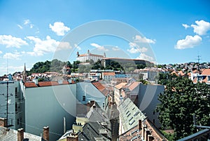 Panoramatický výhled na Bratislavu, hlavní město Slovenska, staré domy s taškovou střechou a zámek