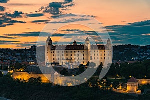 Panoramatický výhled na Bratislavský hrad při západu slunce, panorama starého města, Slovensko, noční scéna