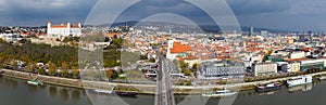 Panoramatický výhľad na bratislavské staré mesto cez rieku Dunaj