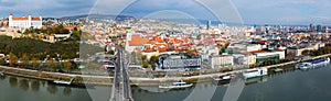Panoramatický výhled na bratislavské staré město přes řeku Dunaj