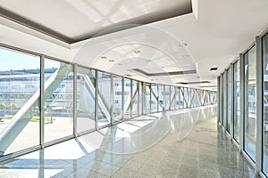 Panoramatický na prázdny kancelária sála sklo stena okna. vyrobený z kov a sklo. koridor kov a sklo konštrukcie 
