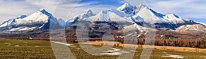 Panoramatický výhled na pohoří Vysoké Tatry v zimě, Slovensko