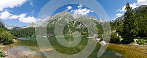 Panoramatický výhled na horské jezero Popradské Pleso v národním parku Vysoké Tatry, Slovensko