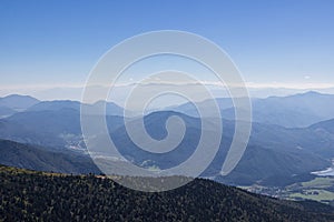 Panoramatický výhled na pohoří. Několik vrstev horských hřebenů. Slovenské Karpaty v slunečný letní den