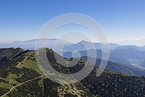 Panoramatický výhled na pohoří. Pohled z Velkého Kriváně v národním parku Malá Fatra. V dálce viditelný mohutný hřeben Tatry