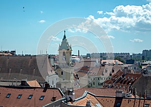 Panoramatický výhled na střechy Bratislavy