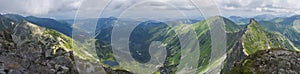 Panoramatický výhľad z Roháča na Západné Tatry alebo panorámu Roháčov. Ostro zelené hory - ostry rohac