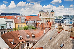 Pohled na střechy a staré město z výšky, turistické atrakce v Bratislavě koncept