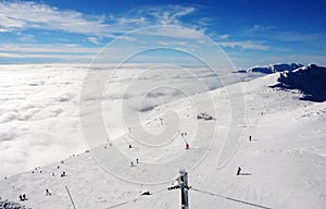 Pohľad na lyžiarske svahy a oblaky v Nízkych Tatrách na Slovensku.