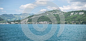 Panoramico sul svizzero Alpi sul una barca attraverso sul 