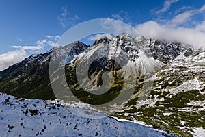 Panoramatický výhled na Tatry na Slovensku pokryté sněhem