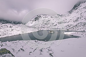 Panoramatický výhled na Tatry na Slovensku pokryté sněhem