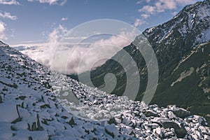 Panoramatický výhled na Tatry na Slovensku pokryté sněhem