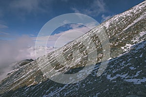 Panoramatický výhled na Tatry na Slovensku pokryté sněhem