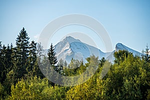 Panoramatický výhľad na Tatry na slovensku za slnečného dňa s modrou oblohou