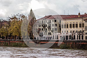 Panoramico sul Ponte sul un fiume regione,. soleggiato estate un blu 