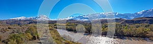 Panorámico de el valle con nieve limitado montanas un rio Éufrates más cercano 