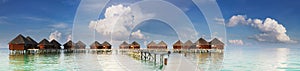 Vista panorámica sobre el agua villas resort tropical.