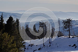 Panoramatický výhľad na zimu a zasneženú krajinu z vyhliadkovej plošiny na vrchole hory v Szczyrk, Skrzyczne