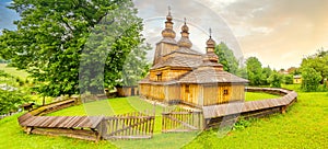 Panoramatický pohled na Dřevěný kostel Ochrany Nejsvětější Panny Marie v obci Mirola - Slovensko