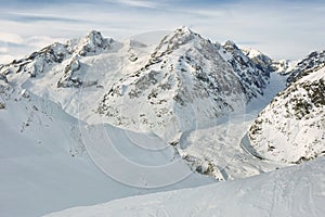 Panoramatický z pôsobivý hory a ľadovec lyžiarskeho svahy 