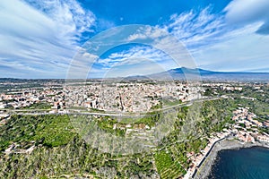 Panoramica aerea dall\'alto sulla Timpa di Acireale e Santa Maria la Scala con vulcano Etna