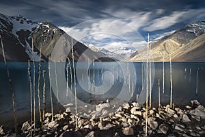 Panoramica de un lago con las montaÃÂ±as y el cielo azul photo