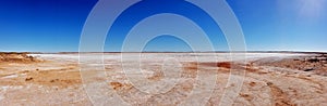 Panoramica del lago di sale nel deserto australiano photo