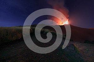 Panoramica del vulcano di Sicilia: Etna in eruzione durante la notte con sfondo il cielo stellato
