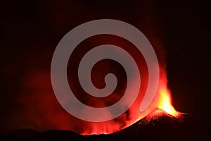 Panoramica del vulcano di Sicilia: Etna in eruzione durante la notte con sfondo scuro del cielo notturno