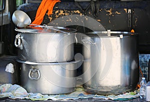 Pans for transporting food in a van of non-governmental organiza