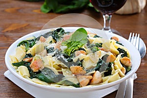 Papardelle with the chicken and with the spinach
