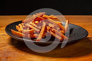 Papas fritas en plato negro photo