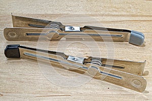 Paper tongs developing tool