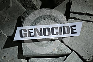 Una parola genocidio sul pezzi da calcestruzzo 