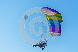 Para motor glider and hot air balloon flaying