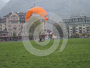 Parachute landing. Interlaken.