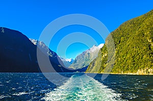 Paradise places in New Zealand / Lake Teanua / Milford Sound