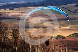 Paragliding vzlétnout s krajinou v pozadí