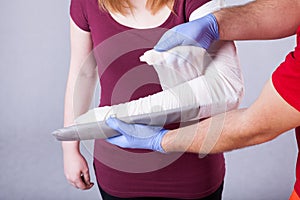 Paramedical bandaging broken arm